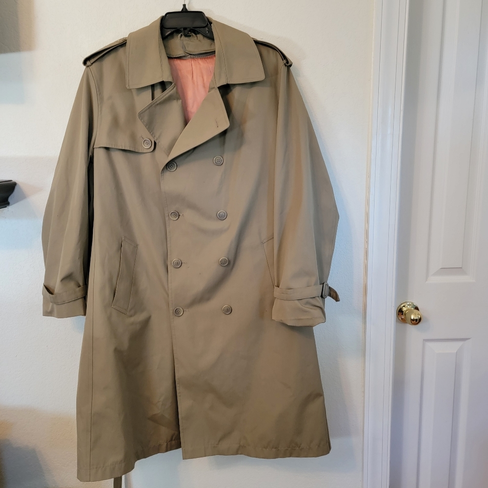Hill and Archer Mens tan Trench coat. Size 44R